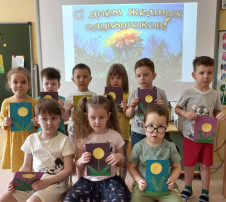 Одуванчик – маленькое солнышко, подаренное нам на радость. Одуванчик – маленькое солнышко, подаренное нам на радость.